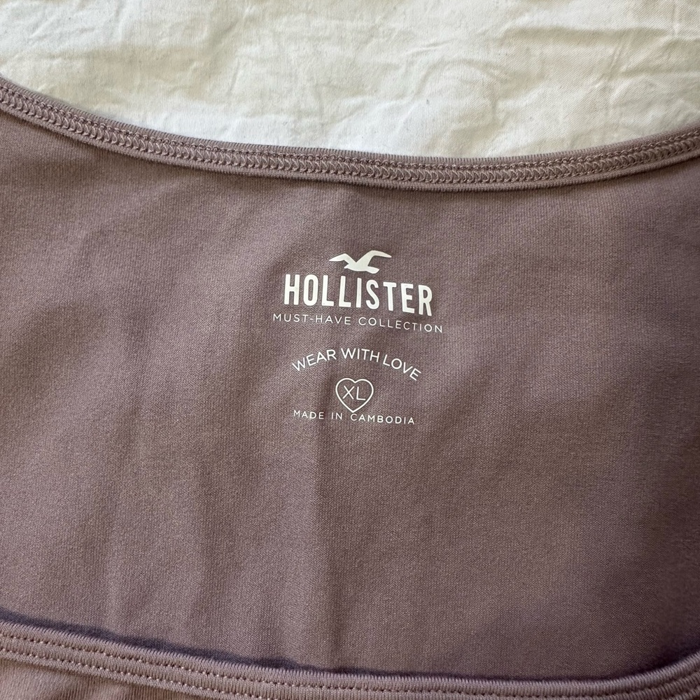 Hollister Must-Have Collection Top - Picture 2 of 3